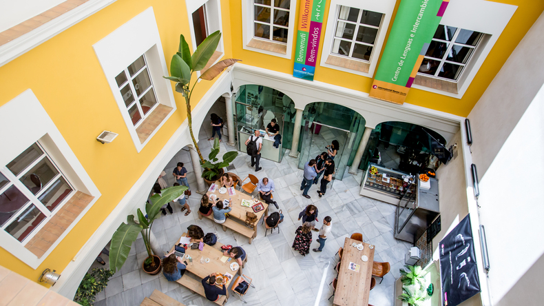 clic International House - فناء المدرسة