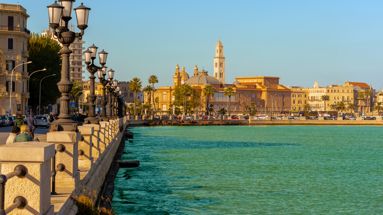 Bari Seafront med Basilica San Nicola i baggrunden