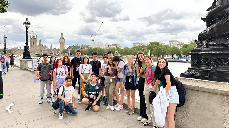 ロンドンに出かける学生たち