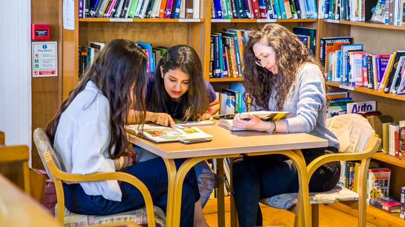 Tanulmányok az Abbey College-ban