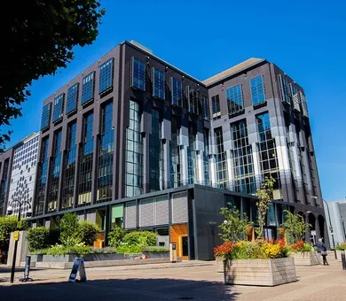 English Path Canary Wharf, Londyn