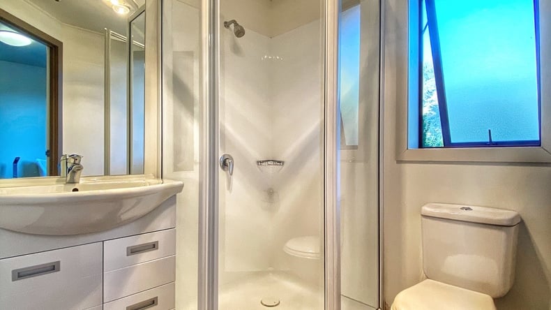 Student Residence - rooms - private bathroom/shower