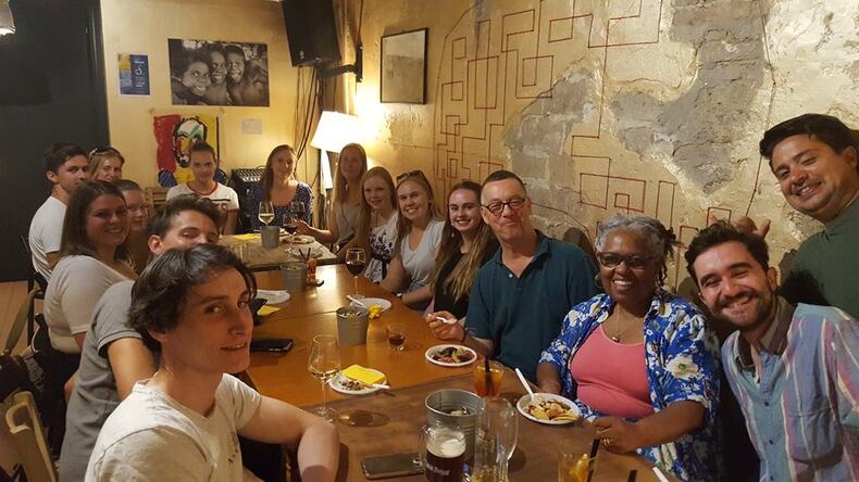 عشاء مع الطلاب