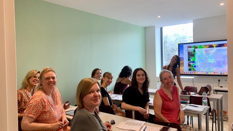 الطلاب لديهم درس الفرنسية