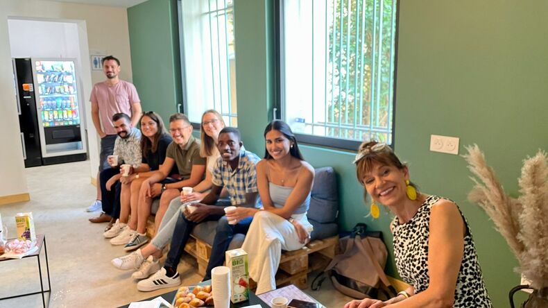 في صالة الطلاب خلال فترة الراحة