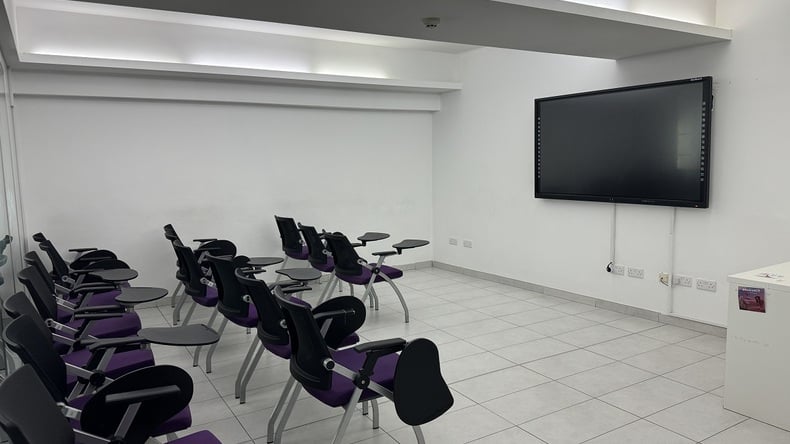 Közepes tanterem ACE English Malta