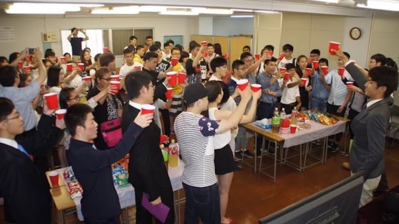 حفلة في المدرسة