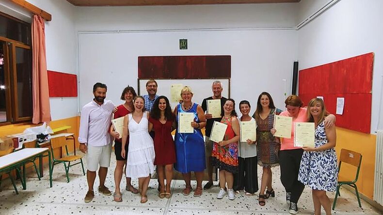 A diákok kezükben a bizonyítványukkal