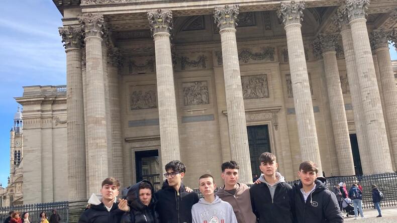 파리를 방문하는 주니어