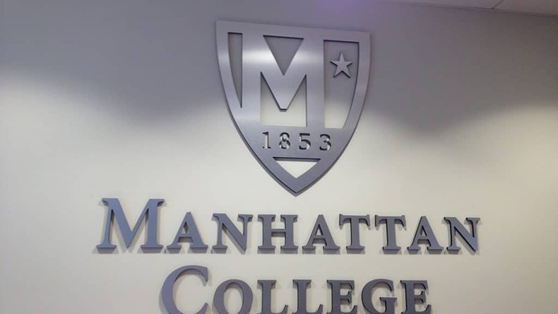 맨하탄 칼리지 로고