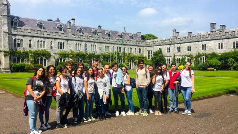 Gruppe udenfor skolen