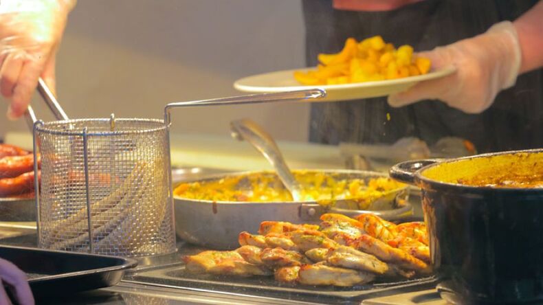 Frokost serveret i kantinen