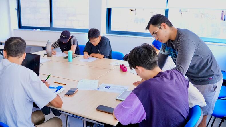 Estudiantes muy trabajadores en Ascencia