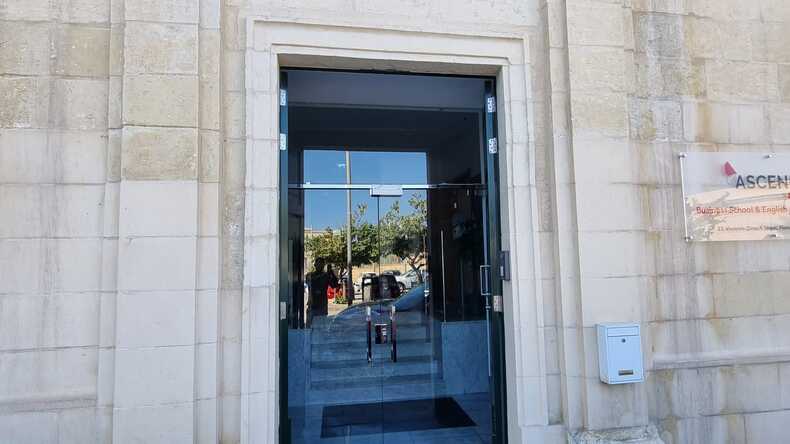 Entrada de la escuela Ascencia 