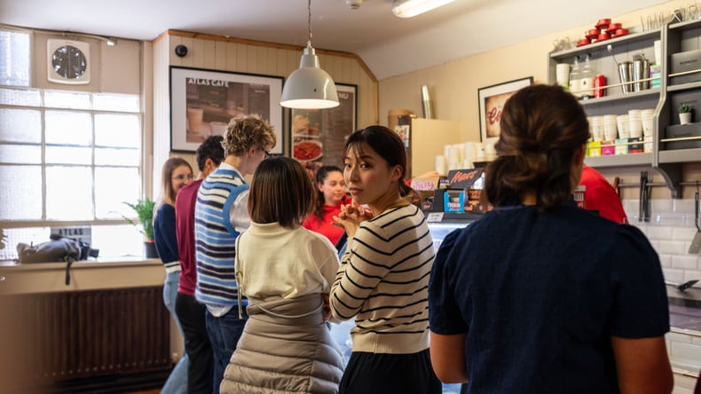 Studerende i kø for at få mad i caféen