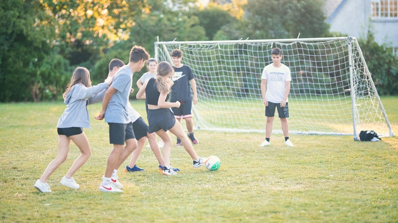 Giovani che giocano a calcio