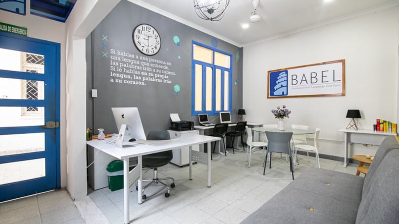 المكتب وغرفة المعيشة