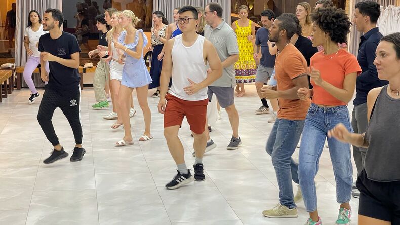 هكذا نرقص السالسا في Crazy Salsa