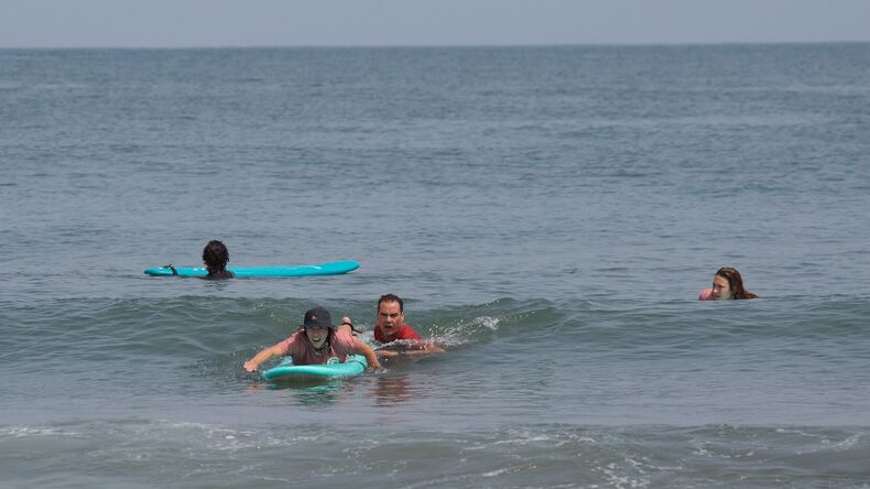 أثناء درس ركوب الأمواج