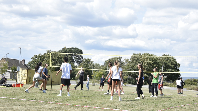 Estudantes a jogar futebol