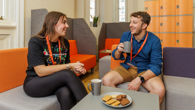 Fika i loungen med ett mellanmål