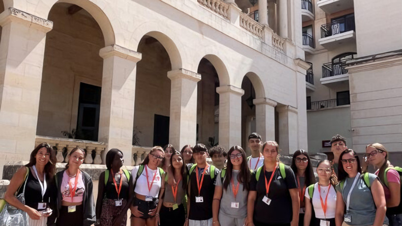 الطلاب يستكشفون