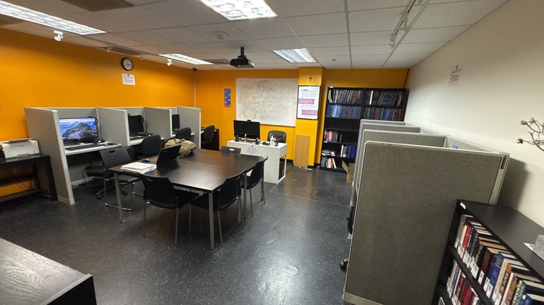 Bibliotek och studiezon på CLA Hollywood