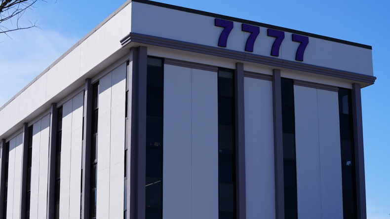 مبنى المدرسة