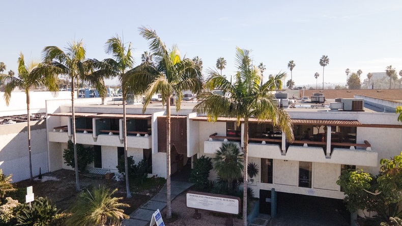 学校建筑距离海滩仅需步行5分钟