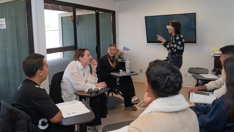 小班授课，平均每个班 7 名学生