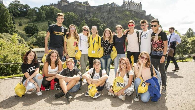 Étudiants juniors par le château d'Édimbourg