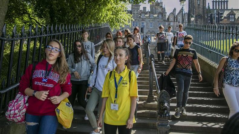 Étudiants juniors explorant la ville