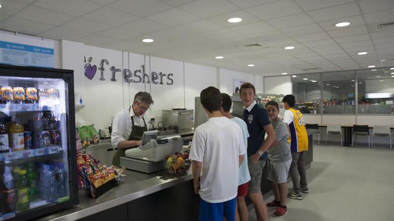 沃辛学院的自助餐厅