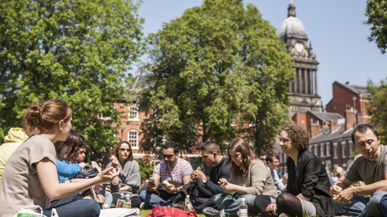 الطلاب سعداء