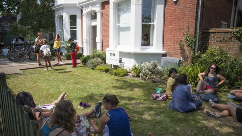 الحديقة الأمامية