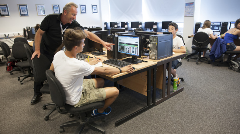 معدات الكمبيوتر