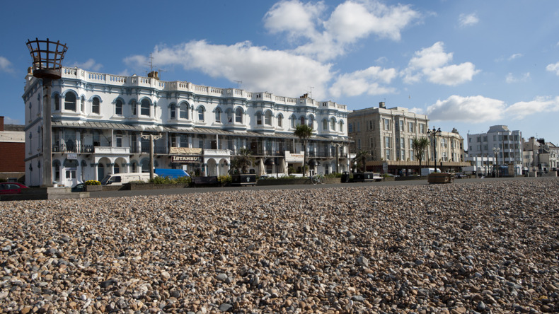 يوم على الشاطئ