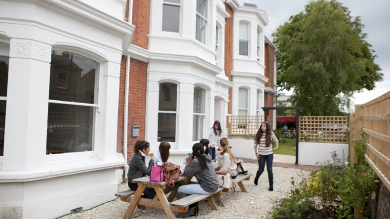 أمام المدرسة