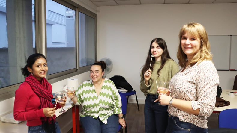 Studenten en docenten tijdens onze wijn- en kaasworkshop