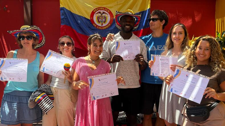 Alunos orgulhosos com seus certificados