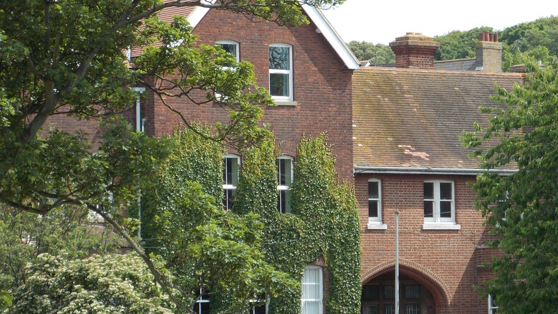 مبنى المدرسة