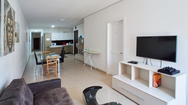 Lounge och TV i lägenheten