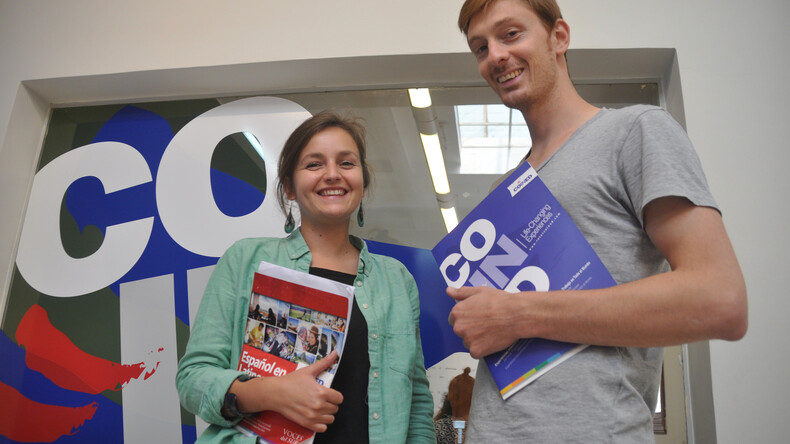 Estudiantes con libros