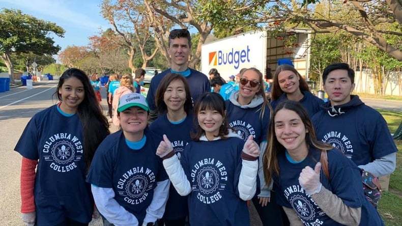 CWC-studerende arbejder frivilligt ved LA Marathon