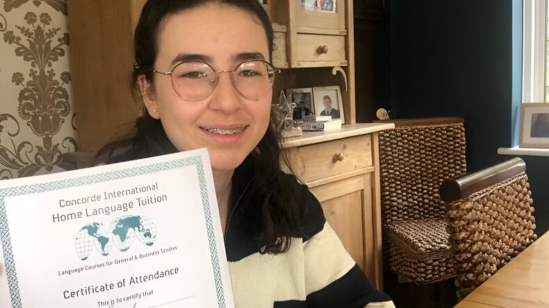 Aluno com o seu certificado