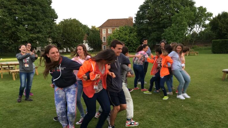 الطلاب يلعبون ألعاباً خارجية