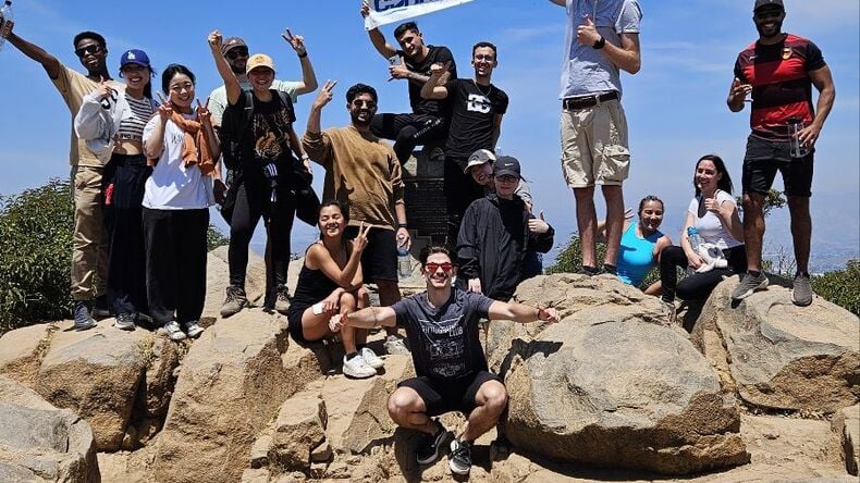 رياضة المشي في الطبيعة.