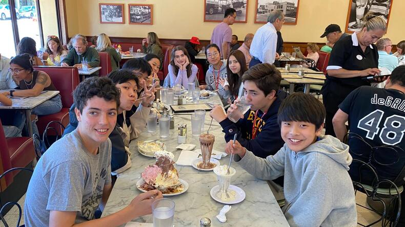 Studenter som spiser lunsj