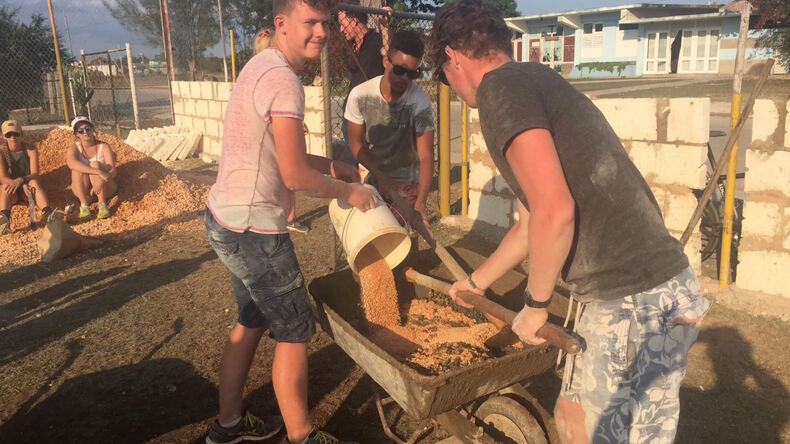 Önkéntes munka a baseballpályán.