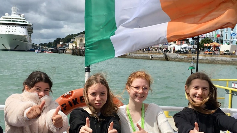 코브를 탐험하는 주니어 학생들